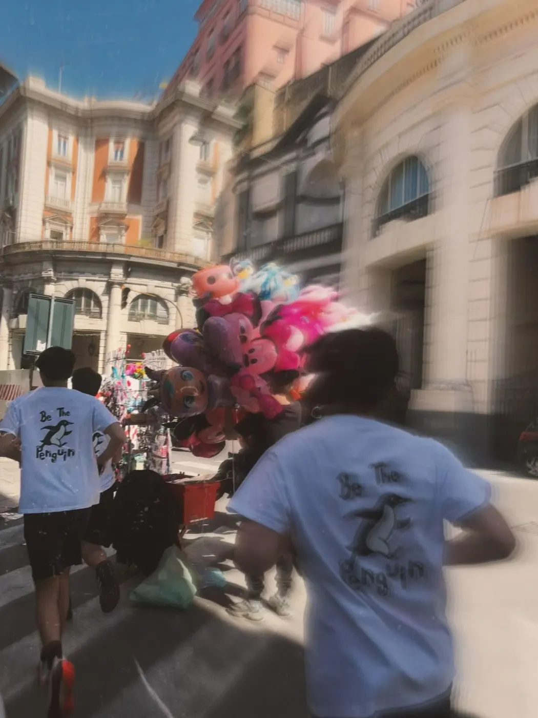 Runner del club in corsa tra i palazzi del centro di Napoli